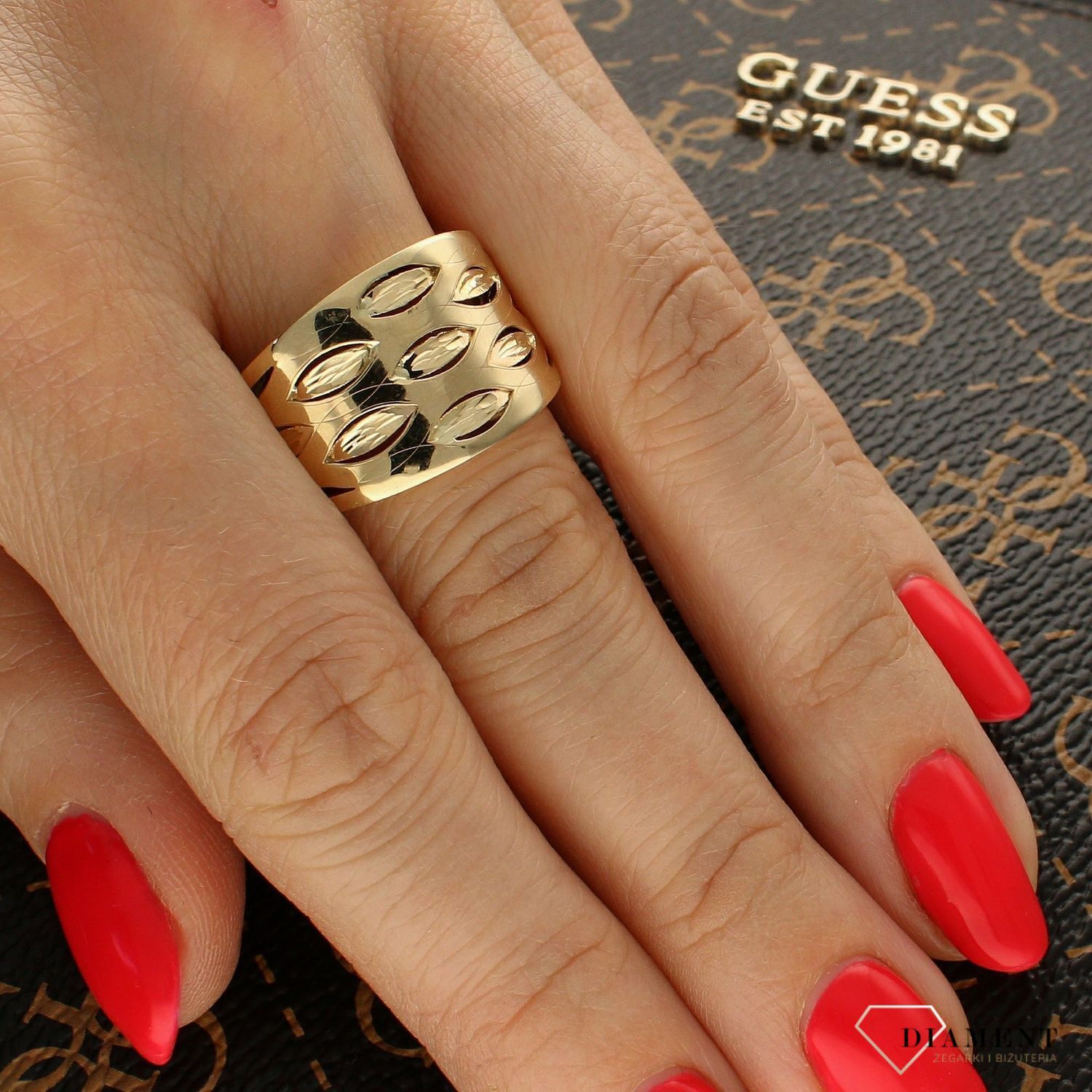 Złoty pierścionek 585 szeroki z ozdobnym grawerowaniem PI 5692. Złoty pierścionek grawerowany. Złoty pierścionek damski. Złoty pierścionek szeroki. Złoty pierścionek szeroki damski na każdą okazję. Złoty pi (1).jpg